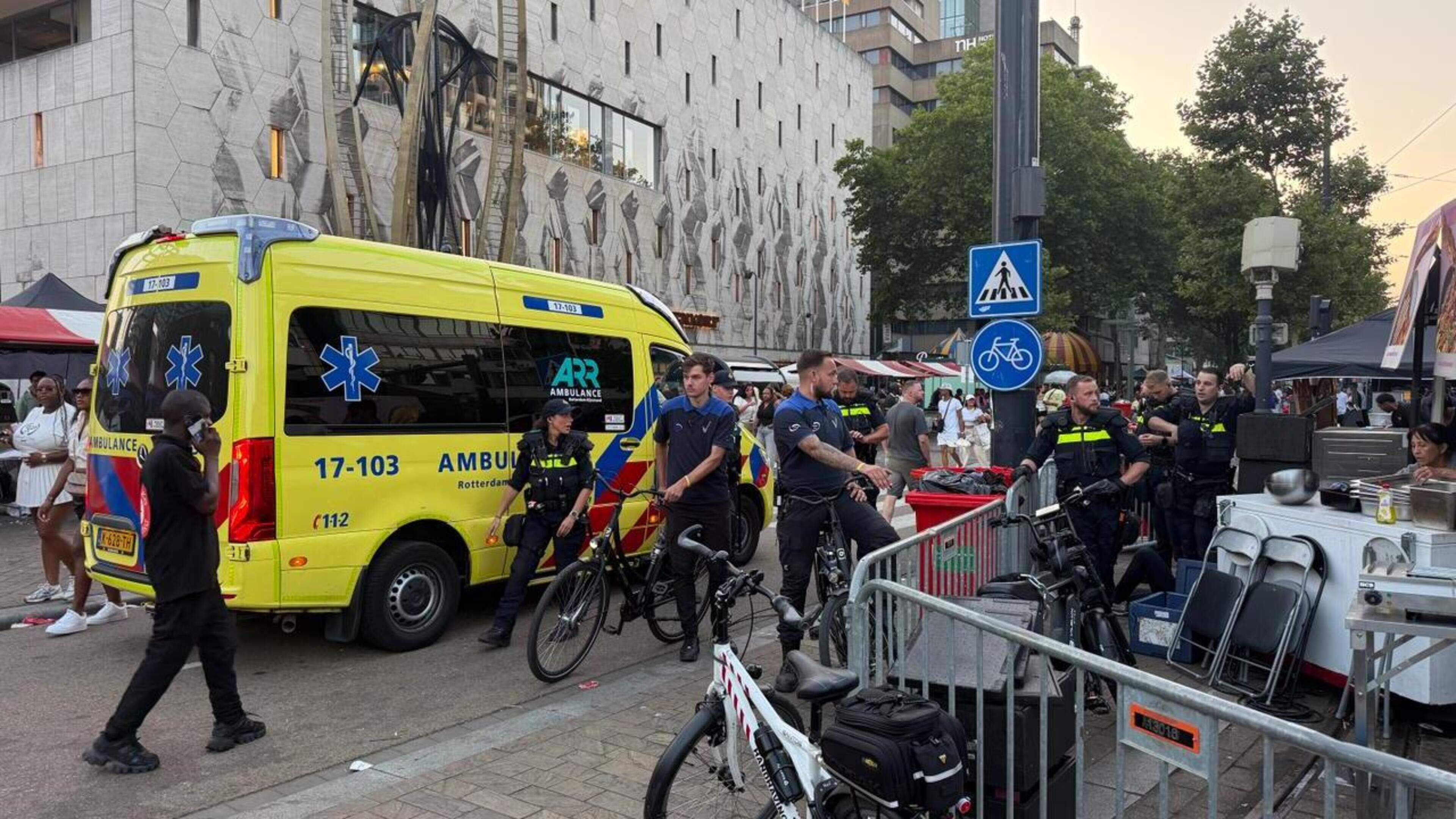 Beveiliger neemt persfotograaf in nekklem terwijl politie weigert in te grijpen op Zomercarnaval: ’We nemen dit zeer serieus’